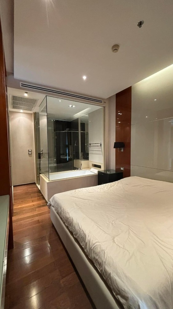 For RentCondoSukhumvit, Asoke, Thonglor : The address Sukhumvit 28★300 m. from BTS Phrom Phong★Beautiful built-in, fully furnished ★near The Emporium and Emquartier ★ size 45 sq m, 10th floor ★1 bedroom, 1 bathroom.