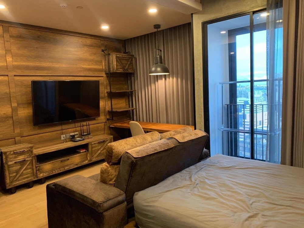 For RentCondoSathorn, Narathiwat : Rhythm Sathorn【𝐑𝐄𝐍𝐓】🔥 Loft style room, wood color, looks expensive, high floor view in the center of the city, clear, no building 🔥 Contact Line ID: @hacondo