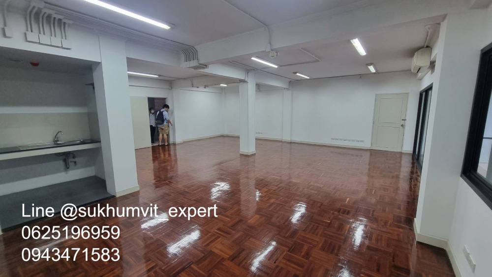 For RentOfficeSukhumvit, Asoke, Thonglor : BTS Asoke, good location, office for rent, 90 sq m., has an ensuite bathroom, good price 750 baht/sq m, shady atmosphere.