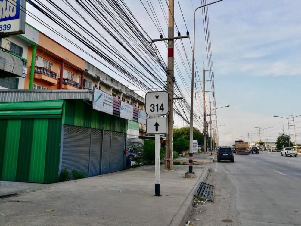 For SaleShophouseChachoengsao : Commercial building for sale, 2 units, next to Sirisothon Road. Near Robinsins tail Near the motorway Traveling is very convenient.