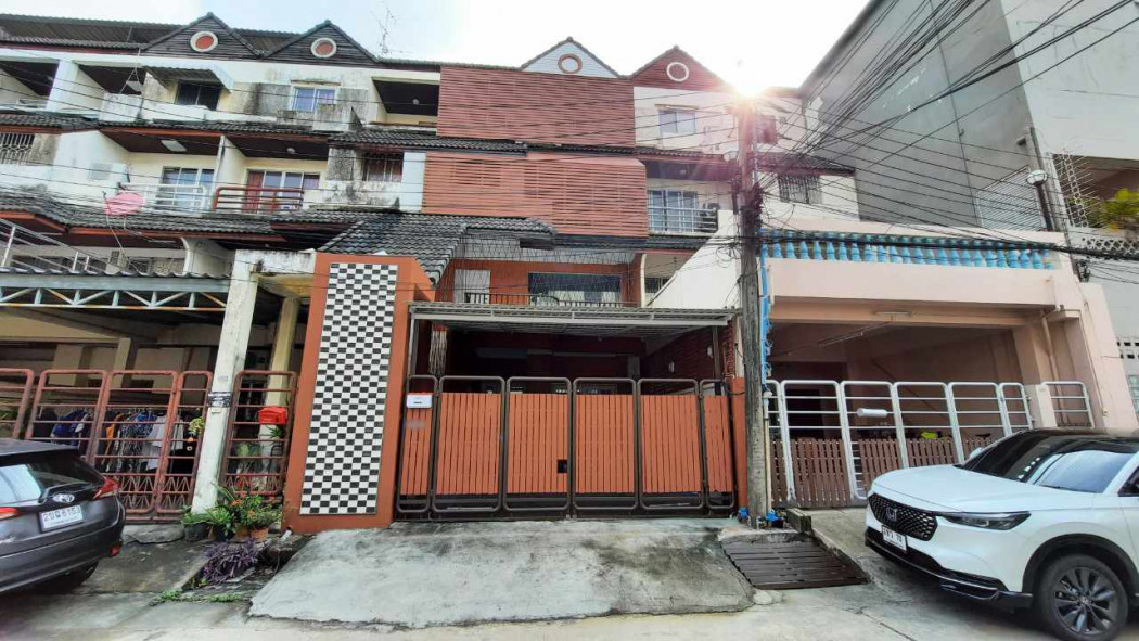 For SaleTownhousePattanakan, Srinakarin : 4-story townhome for sale in the heart of Pattanakarn Road, on an area of ​​31.5 sq m, usable area of ​​over 300 sq m, 5 bedrooms, 4 bathrooms, ready to move in.