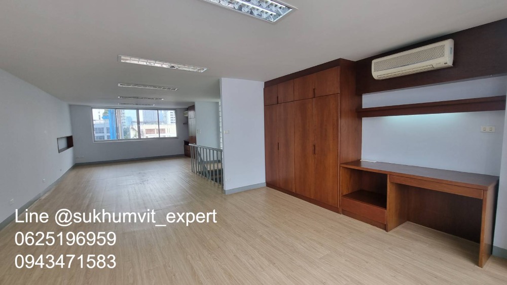 For RentOfficeSukhumvit, Asoke, Thonglor : Space for rent Suitable for an office or storefront, clinic, has parking, lots of space, in the heart of Asoke, not far from BTS, 105 square meters, 2 floors, Duplex.