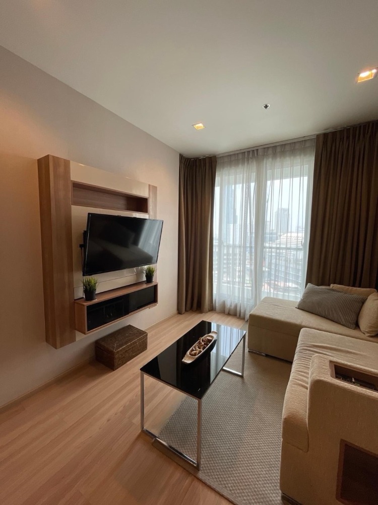 For RentCondoSathorn, Narathiwat : Rhythm Sathorn: 38  sq m, 9 th floor (1 bedroom, 1 bathroom, 1 living room) ★ Close to BTS Saphan Taksin and Taksin Pier ★ With furniture and appliances★ Unblocked view ★