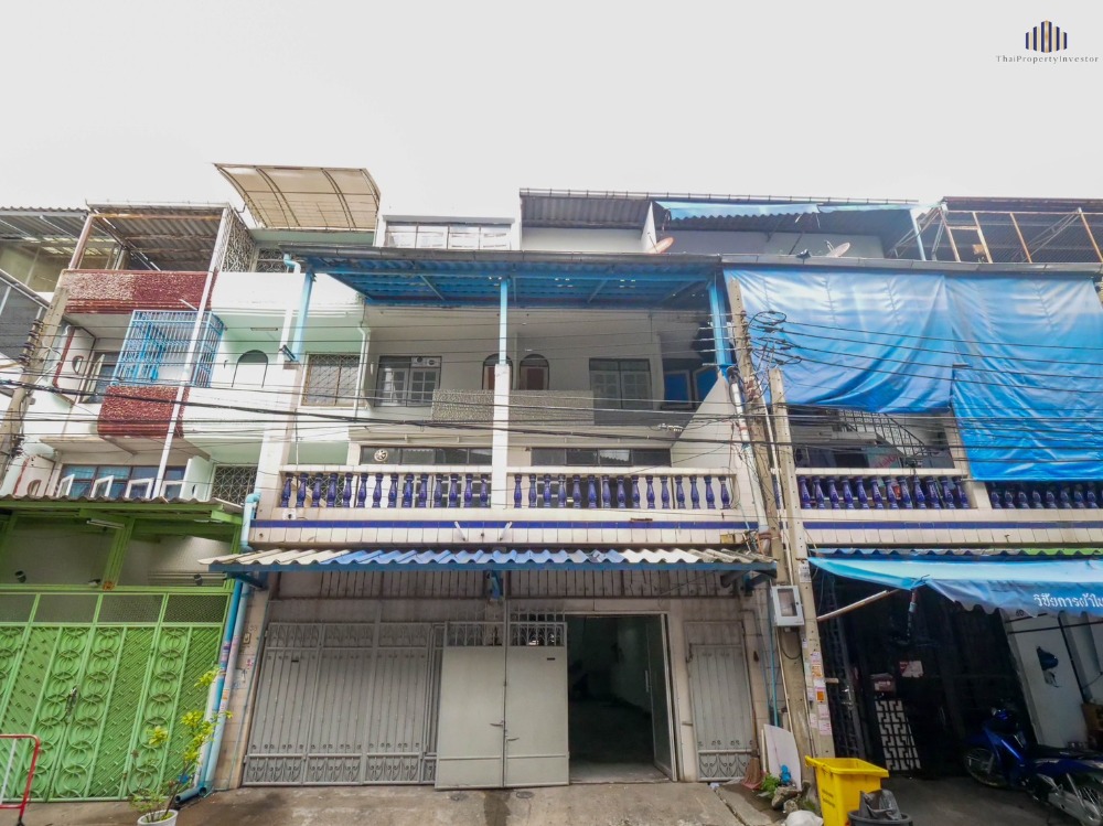 For SaleShophouseWongwianyai, Charoennakor : Shophouse, good location, business area!!! Commercial building for sale, 4 floors, 2 units, 28 sq m, near BTS Krung Thonburi.