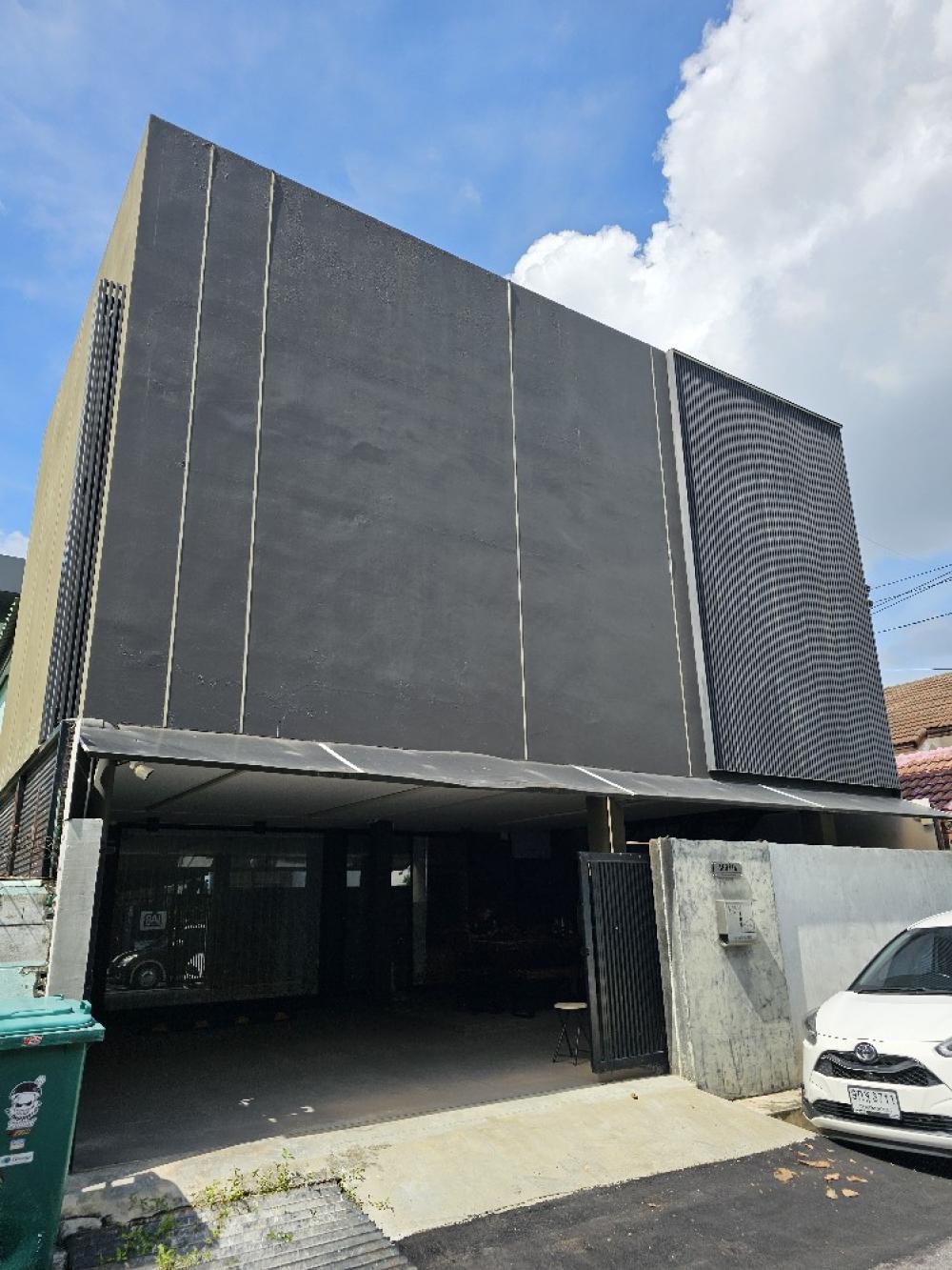 For RentHouseRatchadapisek, Huaikwang, Suttisan : 🏡 Single house, Soi Sap Pracha  Pracha Uthit Road Good location, alley next to the road along the expressway.  Near SC PARK hotel intersection / 2 floors, 50 square meters, 2 bedrooms, 2 bathrooms, 1 studio, additional decorations, Build-In, ready to mov