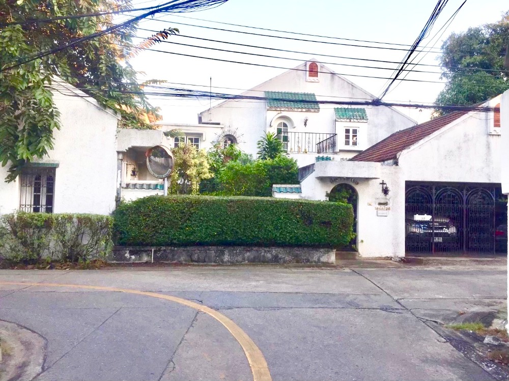 For SaleHousePinklao, Charansanitwong : 3 detached houses, Charansanitwong 71, with spacious, shady green space, 211 square meters.