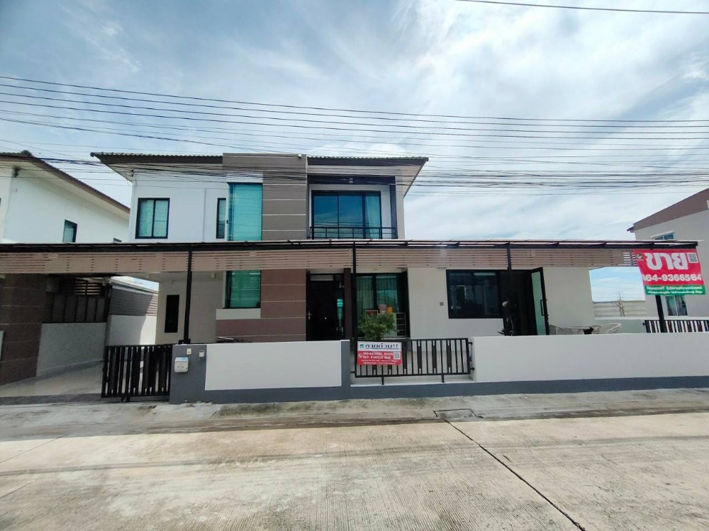 For SaleHouseMahachai Samut Sakhon : For sale: Samut Sakhon house, Rama 2, twin house, single house style, Baan Dee Bang Torad project, the largest house in the project, area 65 sq m, bought for 6.2 million, selling at a loss of only 4.55 million.