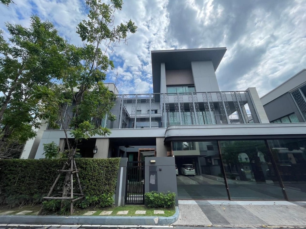 For SaleHousePattanakan, Srinakarin : ♦ LUXURY CLASS ♦ 3 Storey Single house, 179.2 sq.w. | 5 beds, fully furnished | Near Ascot International School 8 mins., ARL Ban Thap Chang 11 mins.