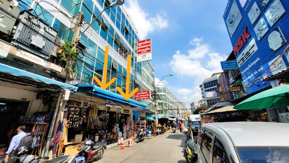 For LeaseholdShophouseYaowarat, Banglamphu : Receive rent of not less than 2.4 million per year. Urgent sale!! Shophouse, 4 and a half floors, 2 units, Mahachak Road, Suea Pa, Khlong Thom, commercial area, crowded with people, suitable for doing business, cafe, hostel or sub-lease. Ready to make a w