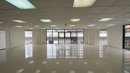 For RentShophouseWongwianyai, Charoennakor : Commercial building for rent, near BTS Krung Thonburi, ICON SIAM, fully furnished, Charoen Nakhon, 1000 sq m.