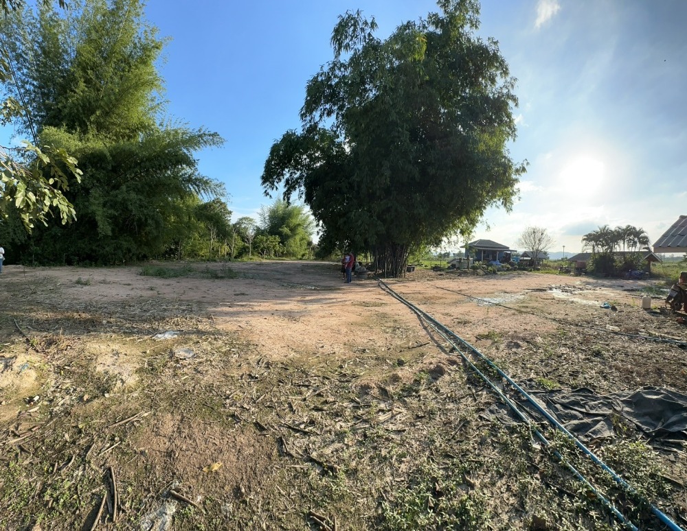 For SaleLandCha-am Phetchaburi : Beautiful land for sale next to the road, already filled in, with buildings, 6 rai 2 ngan 56 sq m. Price 4,850,000 baht, ready to transfer.