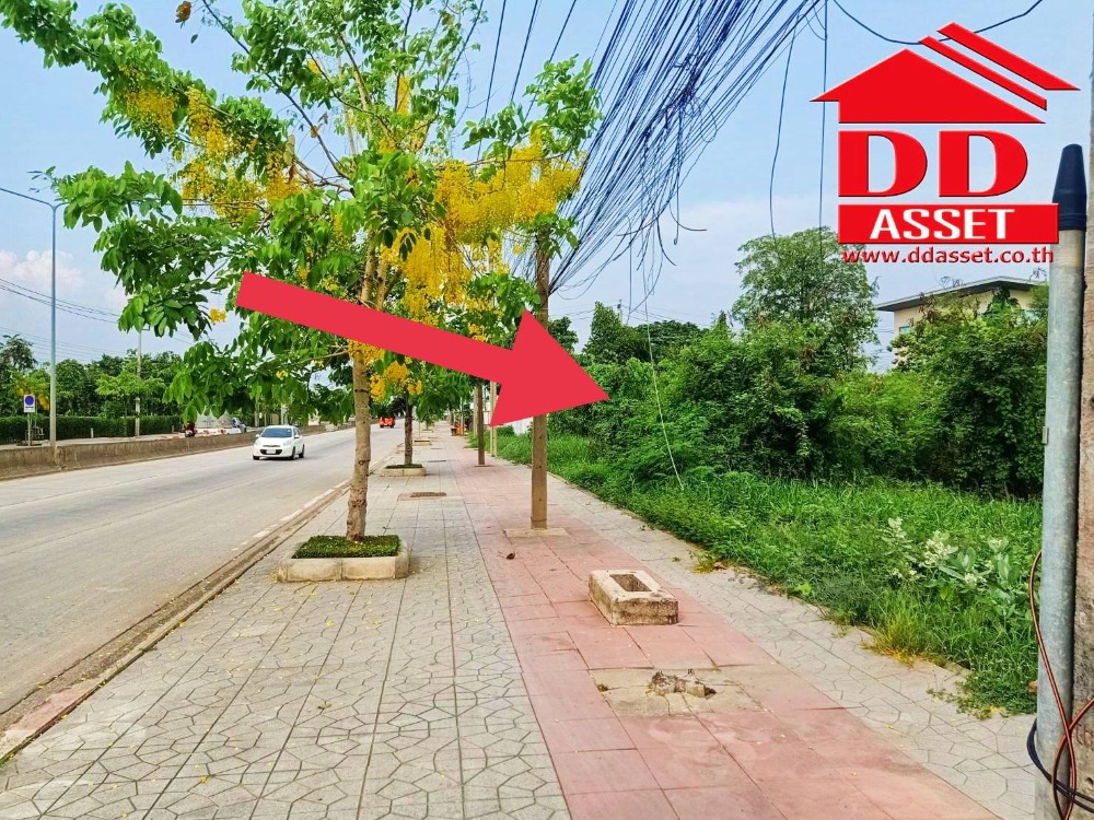 For SaleLandMin Buri, Romklao : Urgent sale, empty land next to the road, Soi Rat Uthit, Minburi, code L8002.