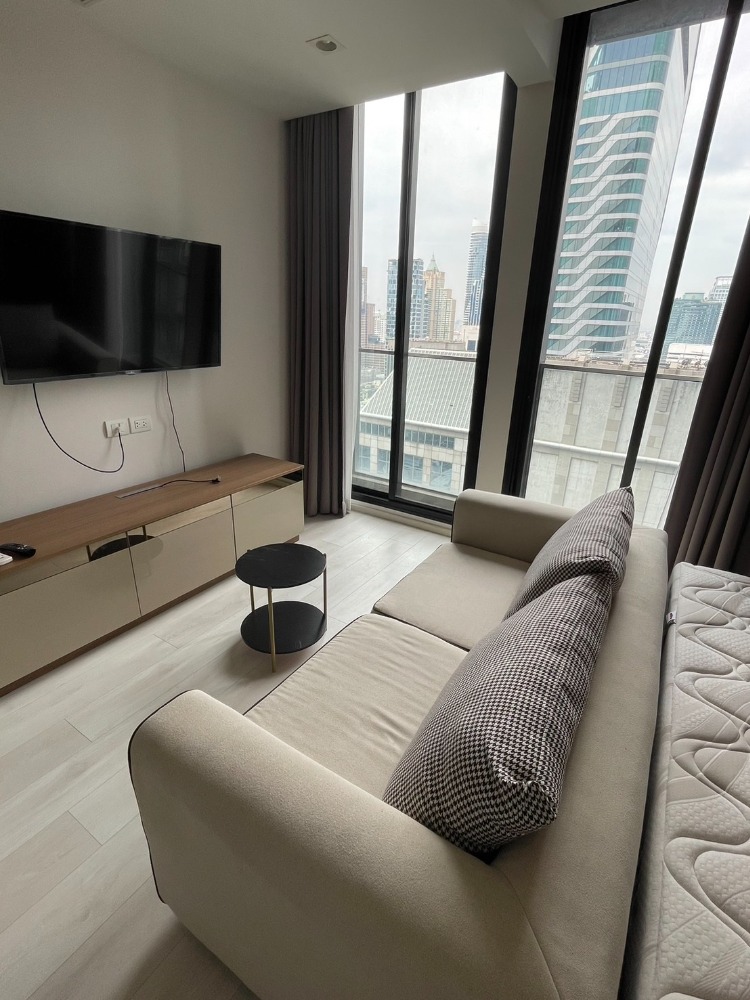 For RentCondoWitthayu, Chidlom, Langsuan, Ploenchit : Fully furnished 1 bedroom 1 bathroom condo for rent with a floorsize of 45 sq.m., located on the 28th floor, at Noble Ploenchit building, in the popular Ploenchit district with city view, Sky walk connect to BTS Phloen C