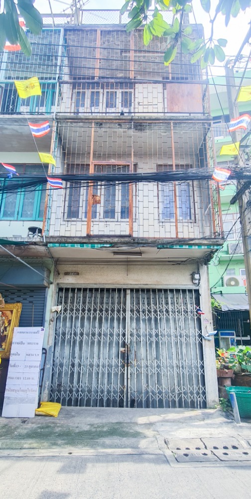 For SaleShophouseWongwianyai, Charoennakor : Shophouse for sale, Soi Somdet Phrachao Taksin 5, near BTS Wongwian Yai.