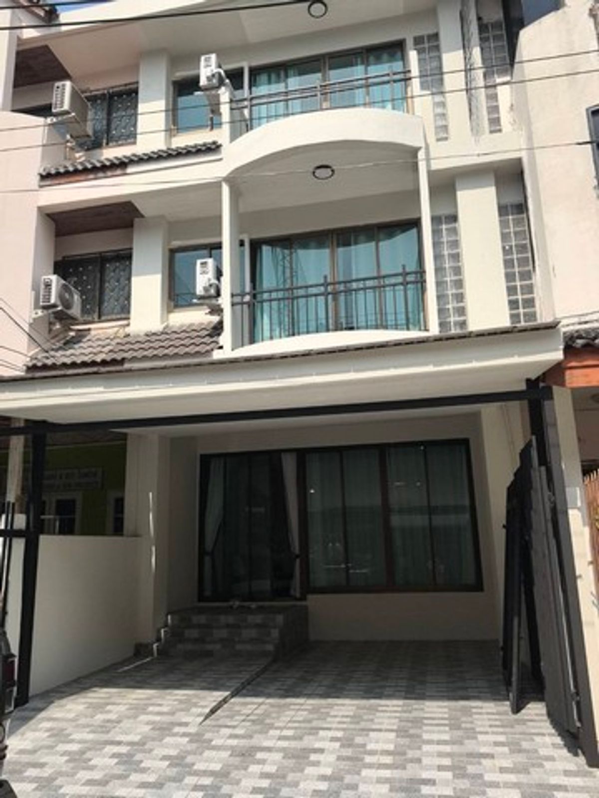 For SaleHome OfficeKaset Nawamin,Ladplakao : 4-story home office for sale, ready to move in Area along the expressway, Nuanchan, Ramintra, near MRT Ramintra Km. 6, Ramintra 40, 4-story home office, District Ekkamai-Ramintra (DISTRICT EKKAMAI-RAMINTRA), suitable for both an office and residence.