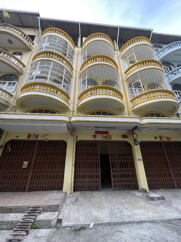 For RentShop HouseThaphra, Talat Phlu, Wutthakat : Shophouse used to factory size 3.5 STO + rooftop,  close to Seacon Bang Khae (900 meters), 3-phase electricity installed, suitable for light factories, no noise. Home office or product storage