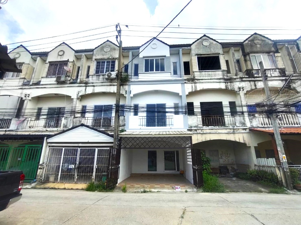 For SaleTownhouseNonthaburi, Bang Yai, Bangbuathong : Townhouse for sale, 3 floors, 3 bedrooms, 4 bathrooms, 1 kitchen, 2 living rooms, parking for 2 cars in the house, behind the house next to empty land. Chantimathani University Next to Kanchanaphisek Road