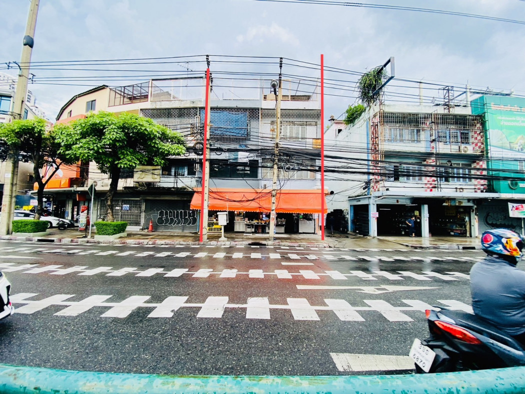 For SaleShop HouseKhlongtoei, Kluaynamthai : Selling commercial building, kasem rat junction, usable area of 288 square meters and size 24 square wah, located on Phra Ram 4 Road.