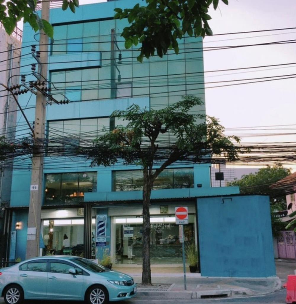 For RentShophouseWongwianyai, Charoennakor : Commercial building for rent, 6 floors, office showroom style + rooftop, upper floor, along Charoen Nakhon Road, has parking for 2 cars.