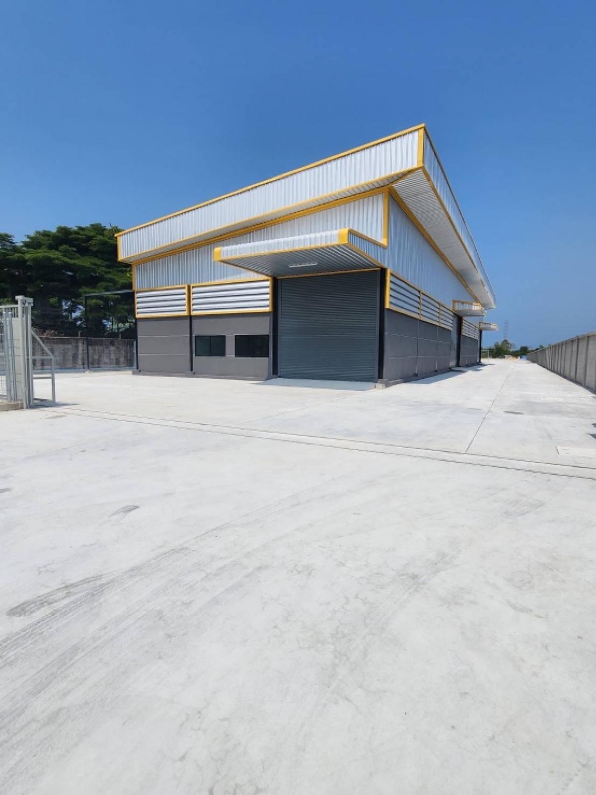 For RentWarehouseRayong : Newly built factory/warehouse/warehouse building for rent, area 3 rai, usable area 680 sq m, office, electricity 100 KVA, Bang Saen Road, Chulburi, rental price 80,000 baht/mo.