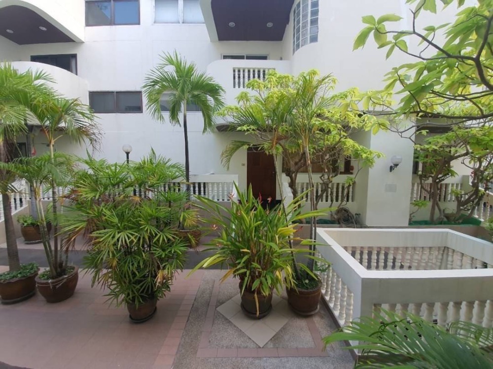 For RentTownhouseSathorn, Narathiwat : 5-STO Townhouse in Compound shared Pool around BTS Chong Nonsi with 5 bedrooms 6 bathrooms, maid room split level about 450 sq m. 2 parking