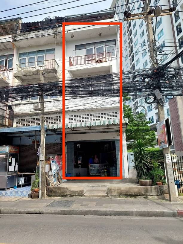 For SaleShophouseOnnut, Udomsuk : 🥰Selling a commercial building, very good location, near Punnawithi Station, only 400 meters, 3.5 floors, located in a commercial area and condo.