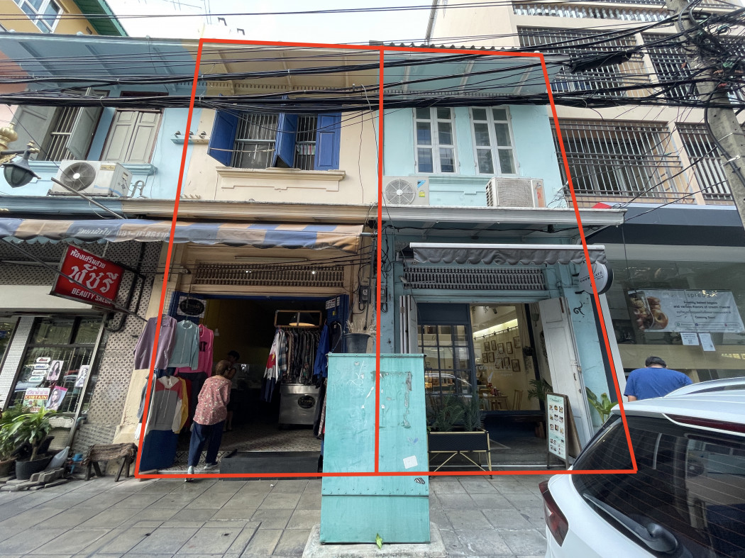 For SaleShophouseSilom, Saladaeng, Bangrak : Urgent sale, commercial building with tenants, Pramuan Road, Silom, near BTS Surasak, only 5 minutes.