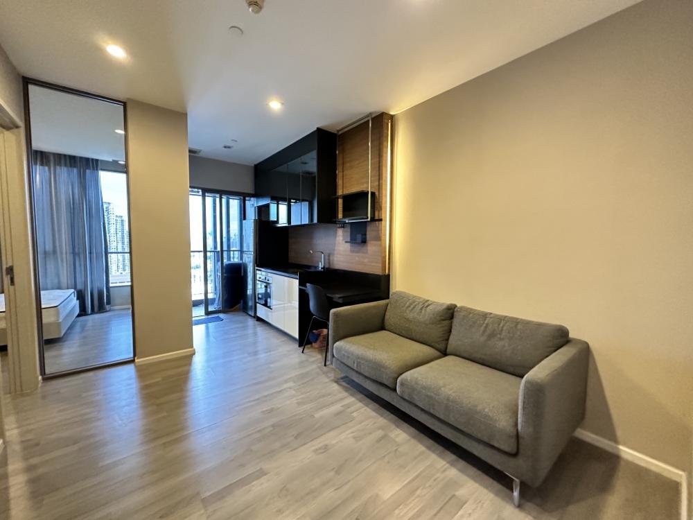 For RentCondoSathorn, Narathiwat : 🌈 (𝐅𝐨𝐫 𝐅𝐨𝐫 𝐑𝐞𝐧𝐭) The Room Sathorn Condo, Louis 🔸 Size 35 SQM.🔸1 Bedroom 1 Bathrooms 💰 Rent 18,000/month (1 year rental contract)