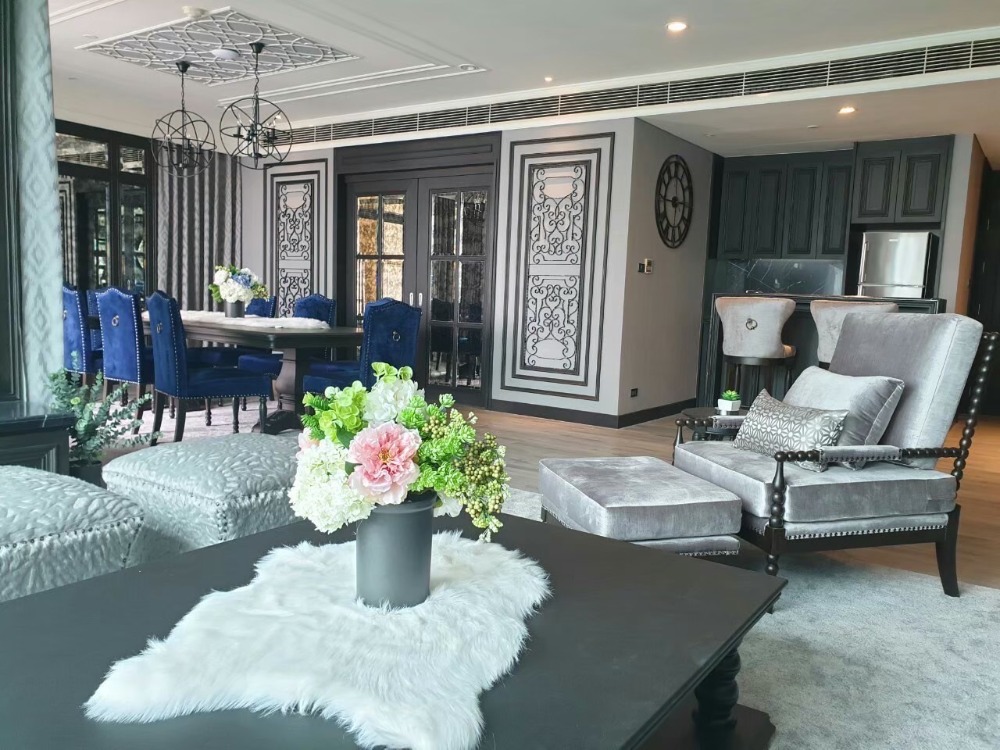 For RentCondoWitthayu, Chidlom, Langsuan, Ploenchit : Exquisite living at The Park Chidlom! A luxurious 3-beds 3 baths residence With a spacious 258 sq.m layout features a maid room, private lift lobby, large living and dining area.