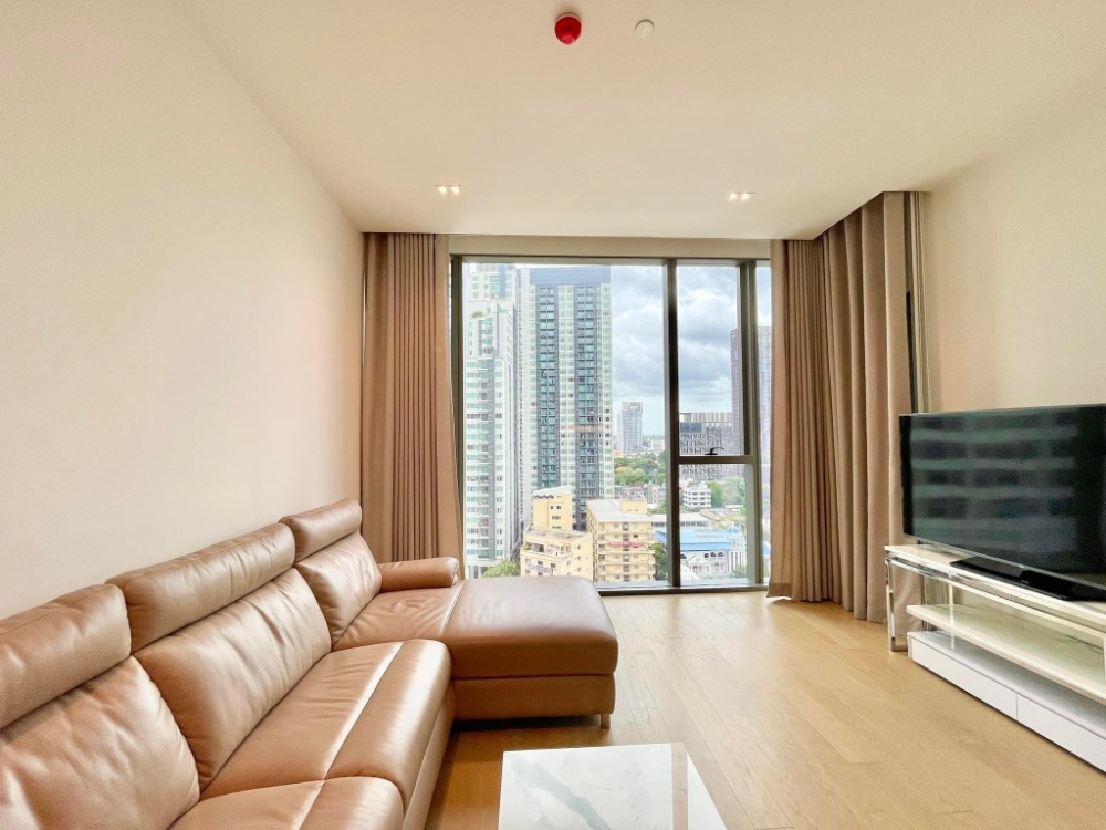 For RentCondoSukhumvit, Asoke, Thonglor : Luxury condo for rent in the heart of the city, THE STRAND THONGLOR, next to Thonglor intersection, city view.