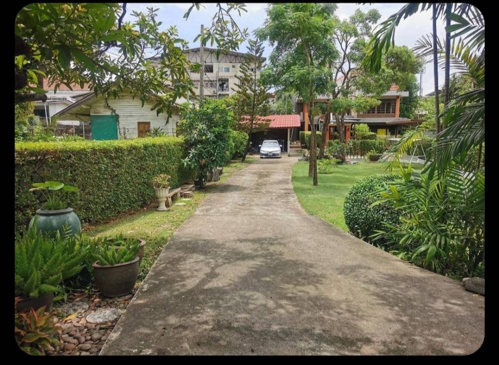 For SaleHousePinklao, Charansanitwong : For sale/rent: House with land, Soi Itsaraphap 24, area 1 rai 23 sq m, in a good location, near the Blue Line and Purple Line.