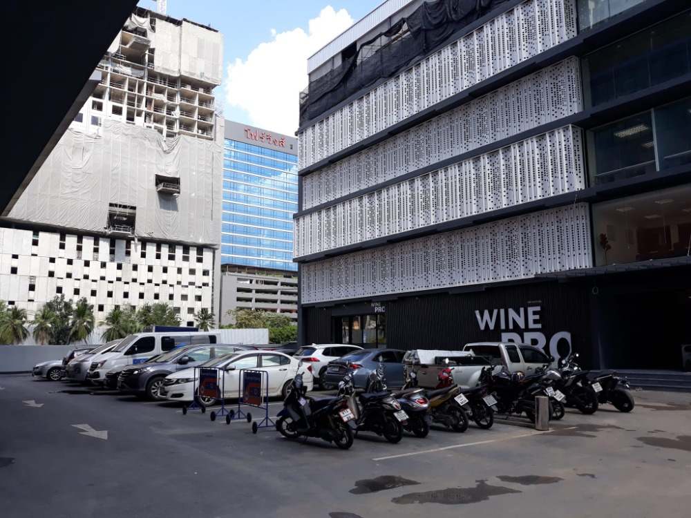 For RentOfficeSukhumvit, Asoke, Thonglor : Bangkok Office For Rent Sukhumvit Phrom Phong Serviced Office HQ Sukhumvit24 Office Building Fully-Furnished Serviced Office 11 Workstations Rental Price 70,090 THB/month closed to BTS Phromphong, Sukhumvit, Asoke