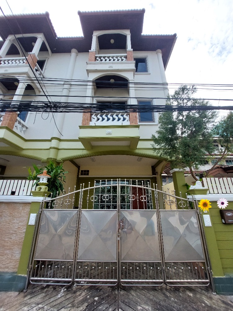 For RentTownhouseKasetsart, Ratchayothin : Townhome for rent, 3 floors, 45 sq m., located at Vibhavadi 28, exiting Soi Phahonyothin 19, close to Central Ladprao. For rent 25,000/month