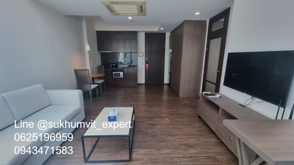 For RentSukhumvit, Asoke, Thonglor : BTS Ekkamai, serviced apartment for rent, high ceiling, Luxury 1 bedroom, 1 bathroom  , wide area 62 sq m, modern style