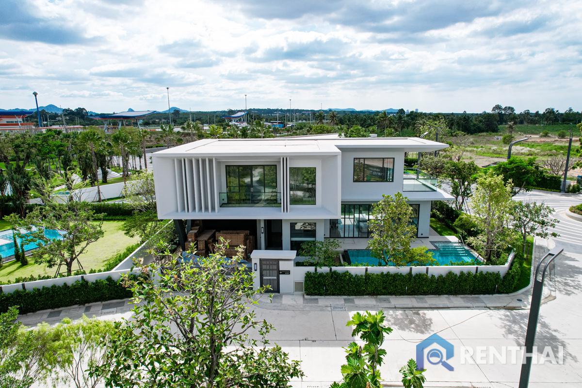 For SaleHousePattaya, Bangsaen, Chonburi : Modern Luxury villa for sale in the biggest village in Pattaya.