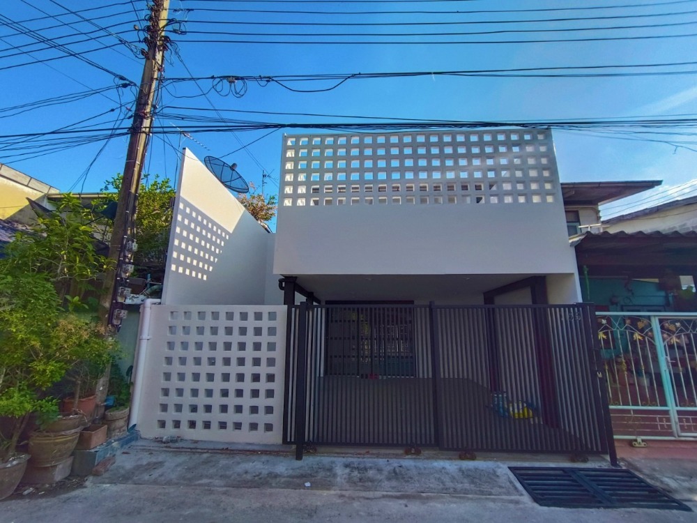 For SaleTownhouseNawamin, Ramindra : BB303 2-story townhouse, Ramindra Soi 67, newly renovated, only 800 m. into the alley.