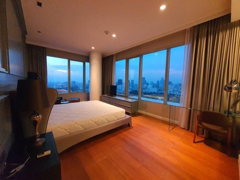 For RentCondoWitthayu, Chidlom, Langsuan, Ploenchit : Luxury condo for rent 185 Rajadamri, large room, beautifully decorated, ready to move in.