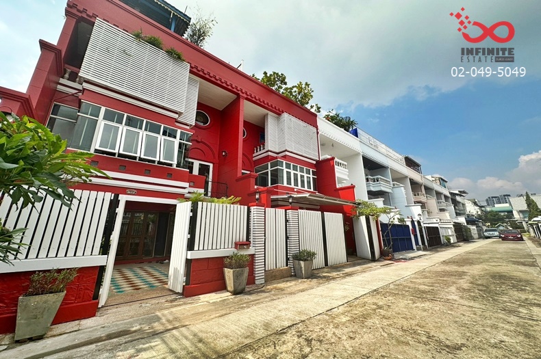 For SaleTownhouseSapankwai,Jatujak : Townhome for sale, 3.5 floors, 33 square wah, Phahon Yothin Road, Soi Phahon Yothin 30, intersection with 4 houses, close to the BTS. Green Line (Ratchayothin Station)