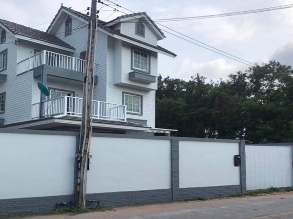 For RentHousePattaya, Bangsaen, Chonburi : Selling for rent, luxury house, moving forward, selling price 32.5 million / rent 165,000 baht per month, Huai Yai, Chonburi, 2 rai, 7 bedrooms, 9 bathrooms, usable area 1,400 sq m, 3 floors high, with elevator, rooftop and basement, guest house, Huai Roa