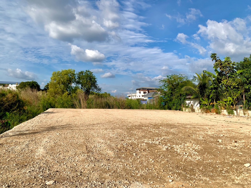 For SaleLandLadkrabang, Suwannaphum Airport : Empty land for sale, 100 square meters, near Suvarnabhumi Airport. King Mongkuts University Electric trains and motorways The new Krungthep Kreetha Road, Rama 9, the road in front of the land is being expanded to be made of reinforced concrete.