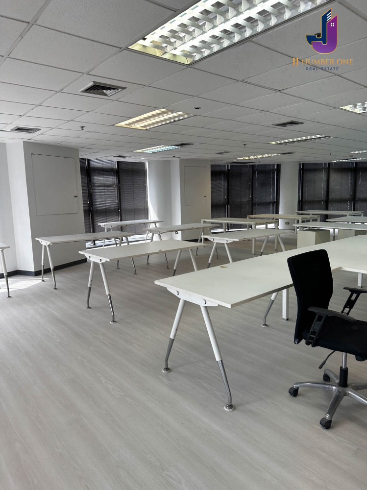 For RentOfficeSukhumvit, Asoke, Thonglor : Office for rent in the heart of the city, in the Modern Town building, at the entrance of Soi Ekkamai 3 (Sukhumvit 63 Road), 12th floor, available in 2 sizes 📌 Property code JJ-HR098 📌