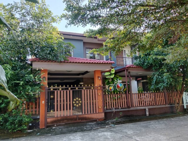 For SaleHousePathum Thani,Rangsit, Thammasat : Single house for sale, 2 floors, area 40.5 sq m, Charoen Lap Village, special price, nice project. Close to community areas and complete amenities, convenient travel, Thanyaburi, Pathum Thani Province.