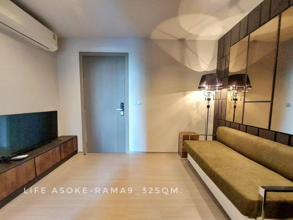 For RentCondoRama9, Petchburi, RCA : Available Now!! Life Asoke - Rama 9, 1bedroom. 32 sqm., 9th floor, close MRT rama9, The vibe of the place is amazing. Full furniture for electronic appliances. Location is perfect. Many places to socialize with sofas around.