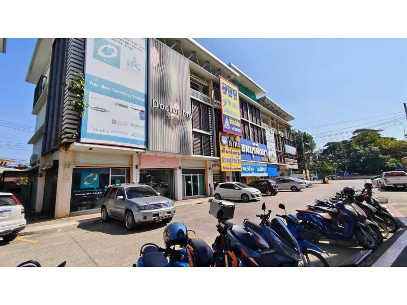 For SaleTownhouseChiang Mai : 80538 Commercial building for sale, 3 and a half floors, 2 bedrooms, 2 bathrooms, Mueang Chiang Mai, Chiang Mai.