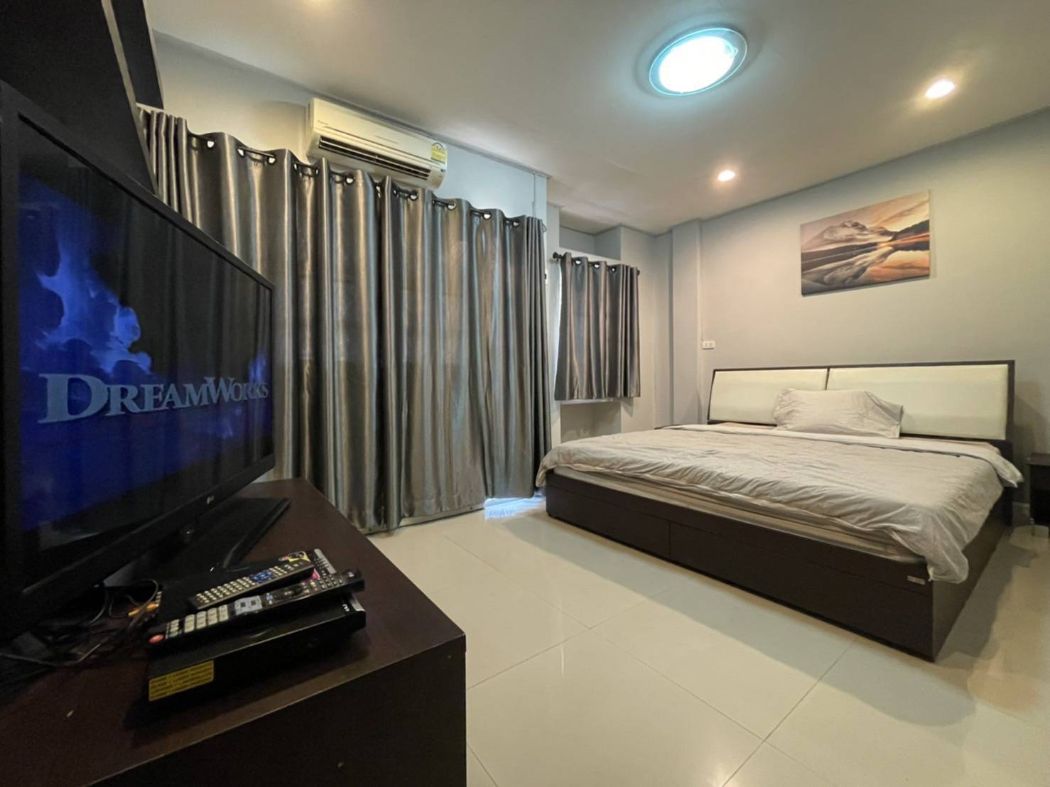 For RentTownhouseRama9, Petchburi, RCA : Townhome for rent, townhouse 170 sq m., 26 sq m, 4 bedrooms, 5 bathrooms, has a maids room, separate bathroom, 2 parking spaces.