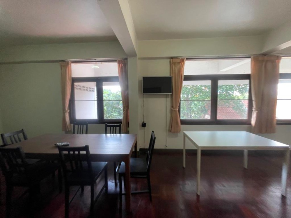 For RentAri,Anusaowaree : Apartment (cats, home office OK) approximately 100 sq m., 1 large bedroom, 2 bathrooms, gas stove kitchen, 2 entrances (bedroom and living room), near BTS Sanam Pao.