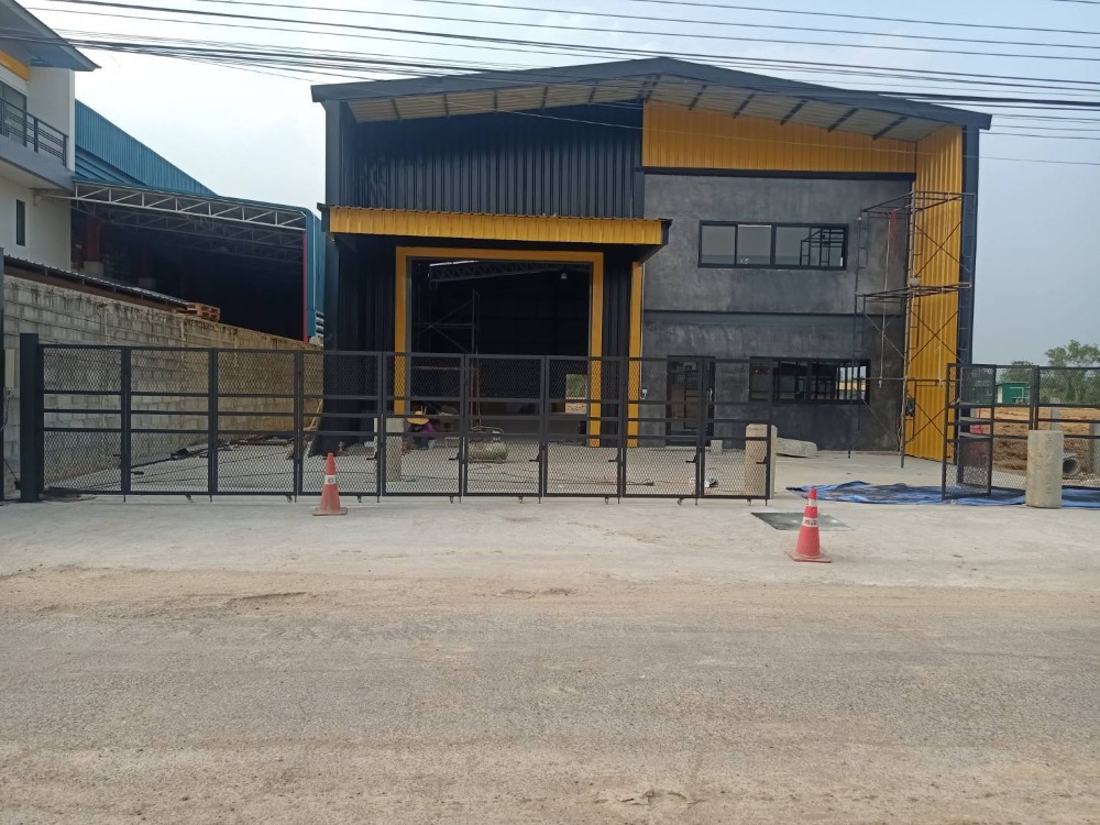 For RentWarehousePathum Thani,Rangsit, Thammasat : Urgent, warehouse-office for rent, modern style, has parking space. Load containers easily, near Thai Market, next to a wide road, Soi Iyara 5.