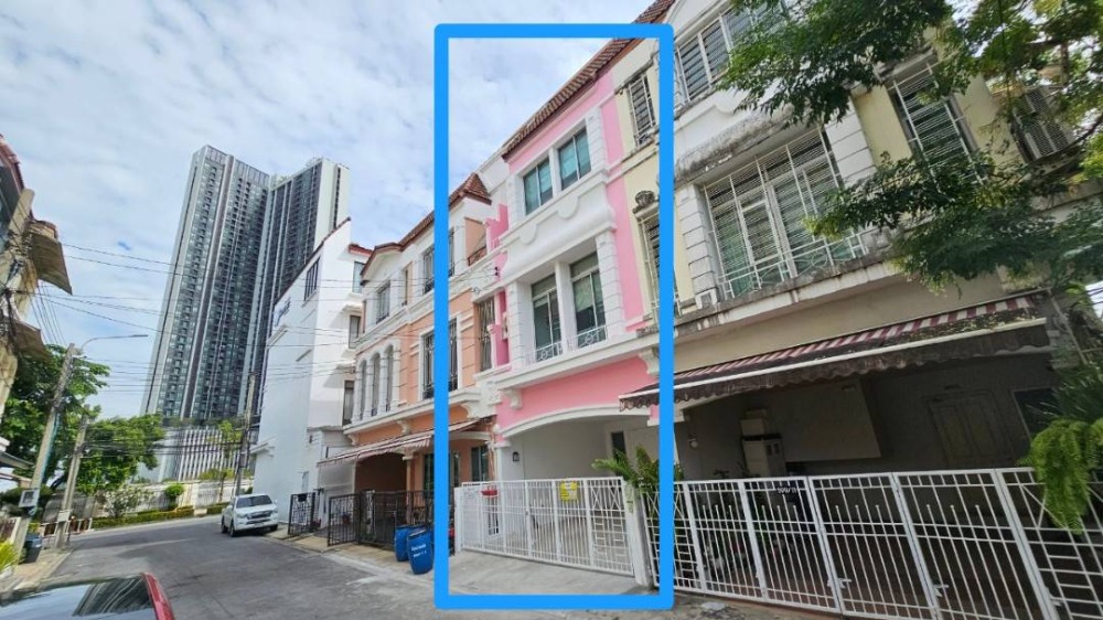 For SaleTownhomeSamut Prakan,Samrong : (SALES) BaanKlangMuang BritishTown Srinakarin, 150 min walk to Sri Lasalle station, Yellow ling sky train.