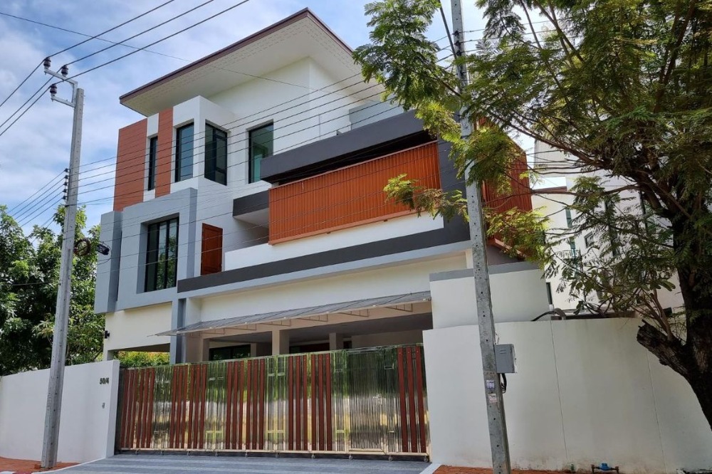 For SaleHouseSamut Prakan,Samrong : Urgent sale, Kritsada Nakhon 21, 3 storeys, with private swimming pool, Bangna-Trad Road, Km. 7, area 530 sq m, 5 bedrooms, 6 bathrooms, 1 basement, beautiful house next to the lake, ready to move in if youre hungry. at all Near Mega Bangna Mall, BTS, yel