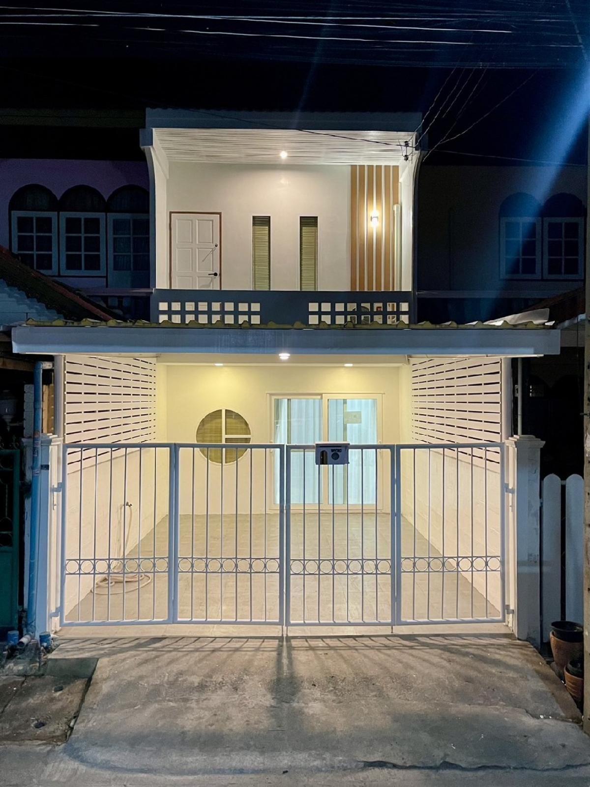 For SaleTownhouseNonthaburi, Bang Yai, Bangbuathong : Townhouse for sale, Hong Prayun 1, Bang Rak Phatthana, Bang Bua Thong, Nonthaburi 🌟Beautifully decorated, complete with furniture and electrical appliances🌟 Project: Baan Hong Prayoon 1 ✅️ Area 17 square wah, 68 sq m. ฿ 33,676 / square meter ✅️ Parking